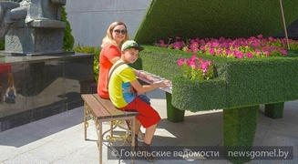Клумба-рояль и 12 мелодий Чайковского: новый арт-объект появился в Гомеле